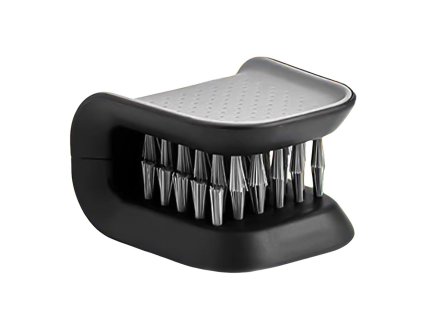 černou kefou na čistenie bezpečnostných pásov v aute.