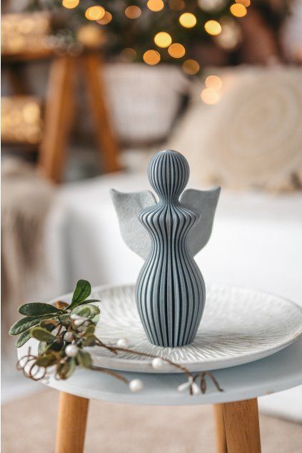 ANDĚL CARO  Designová soška ve tvaru anděla, s jemným vzorem