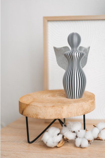 ANDĚL CARO  Designová soška ve tvaru anděla, s jemným vzorem