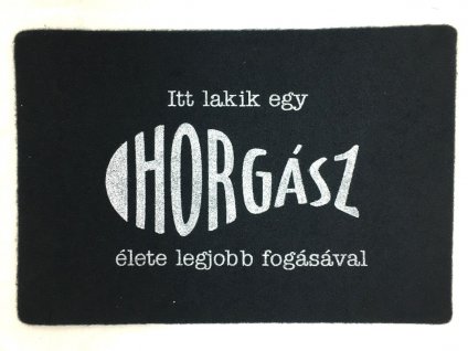 Rohožka s maďarským nápisom "Itt lakik egy horgász"