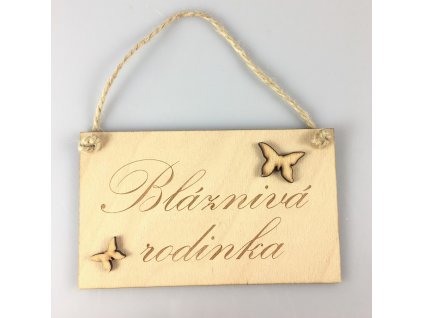 Tabuľa s maďarským nápisom "Bláznivá rodinka"