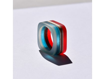 originální dřevěný designový ručně vyrobený prsten hranatý petrolejový červený