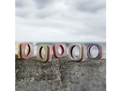 originální dřevěný designový ručně vyrobený prsten pudrová růžová