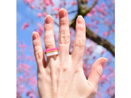 originální dřevěný designový ručně vyrobený prsten hranatý růžový