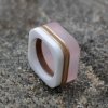 originální dřevěný designový ručně vyrobený prsten pudrová růžová