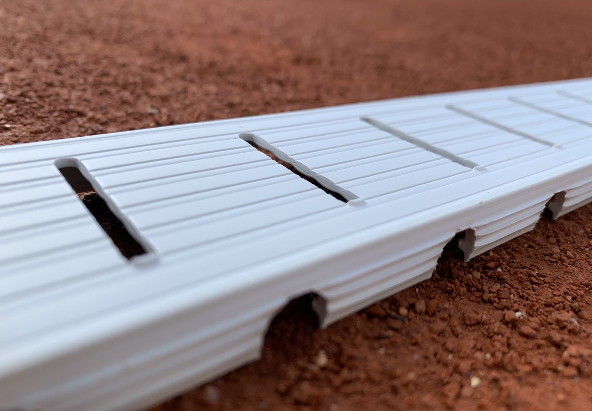 Umělé tenisové lajny - jak kotvit