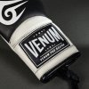 Šněrovací boxerské rukavice VENUM Giant 2.0 Mike Tyson - černé - VENUM-05983-108 (velikosti 16 oz)