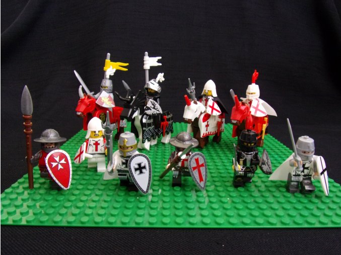 10 figurek křižáckých rytířů míří na horu Vítkov, léta páně 1420