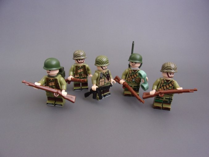 5 amerických vojáků na průzkumu s vysílačkou ww2
