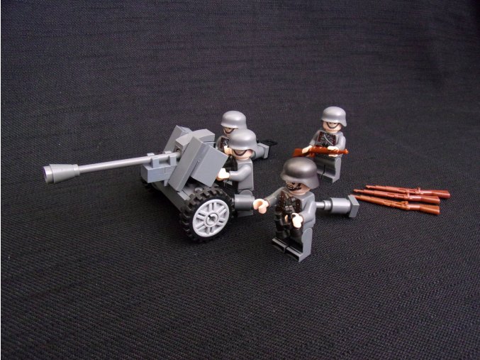 německý kanon Pak 36 a 4 vojáci obsluhy