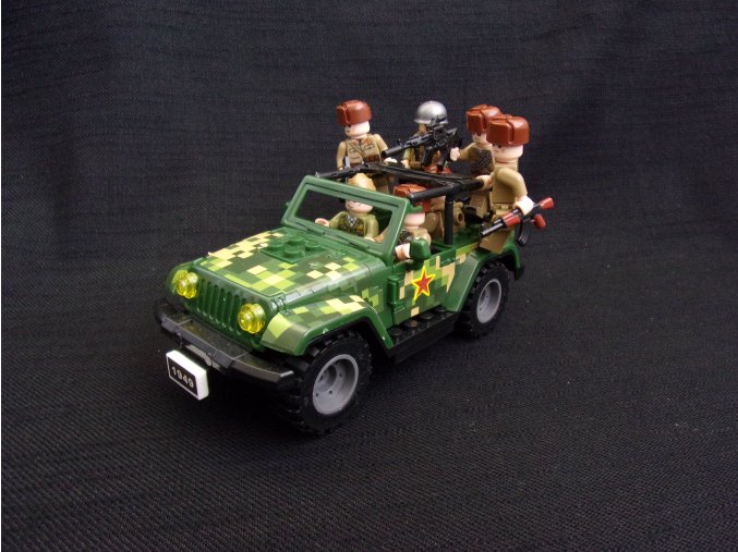 8 figurek vojáků + terení vůz