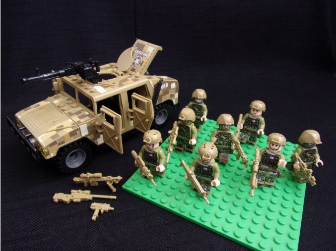 Hummwe + 8 figurek vojáků