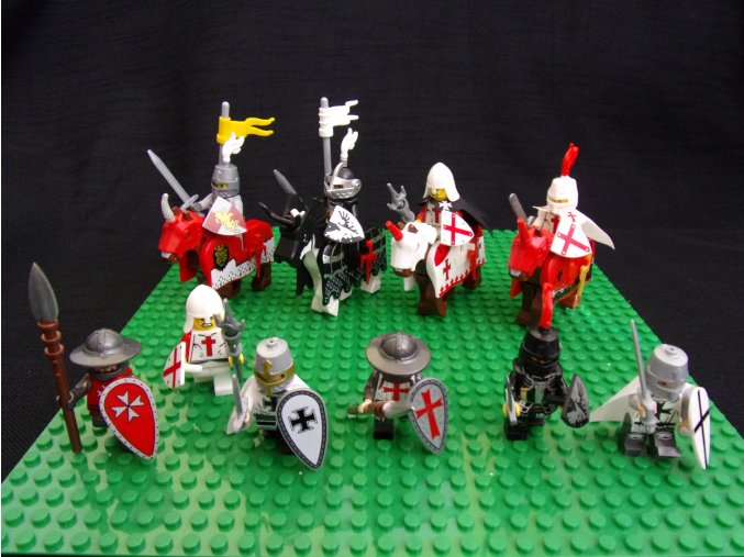 10 figurek křižáckých rytířů míří na horu Vítkov, léta páně 1420