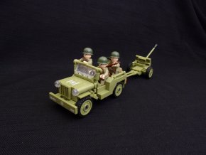 US Jeep s protitankovým dělem a obsluhou