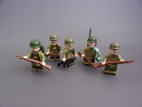 5 amerických vojáků na průzkumu s vysílačkou ww2