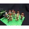 8 figurek vojáků + terení vůz