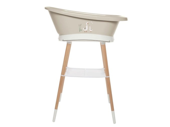 Set format din cada de baie Bébé-jou Sense bej cu imaginea unor rățuște și suportul luxos Sense White cu picioare subțiri din fag lăcuit.