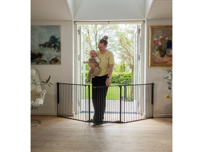 Barieră universală pentru copii pentru spațiu BabyDan Carl X Wide, neagră