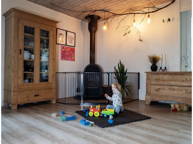 Barieră universală pentru copii pentru spațiu BabyDan Carl XX Wide, neagră