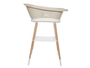 Set format din cada de baie Bébé-jou Sense bej cu imaginea unor rățuște și suportul luxos Sense White cu picioare subțiri din fag lăcuit.