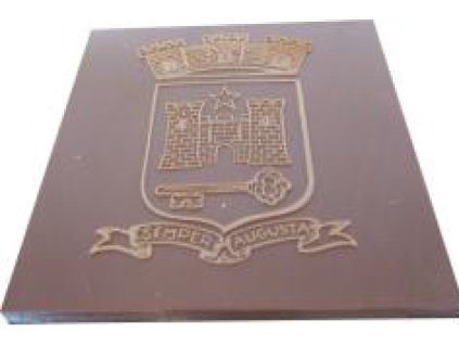 Schokoladentäfelchen mit Relief aus weißer Schokolade