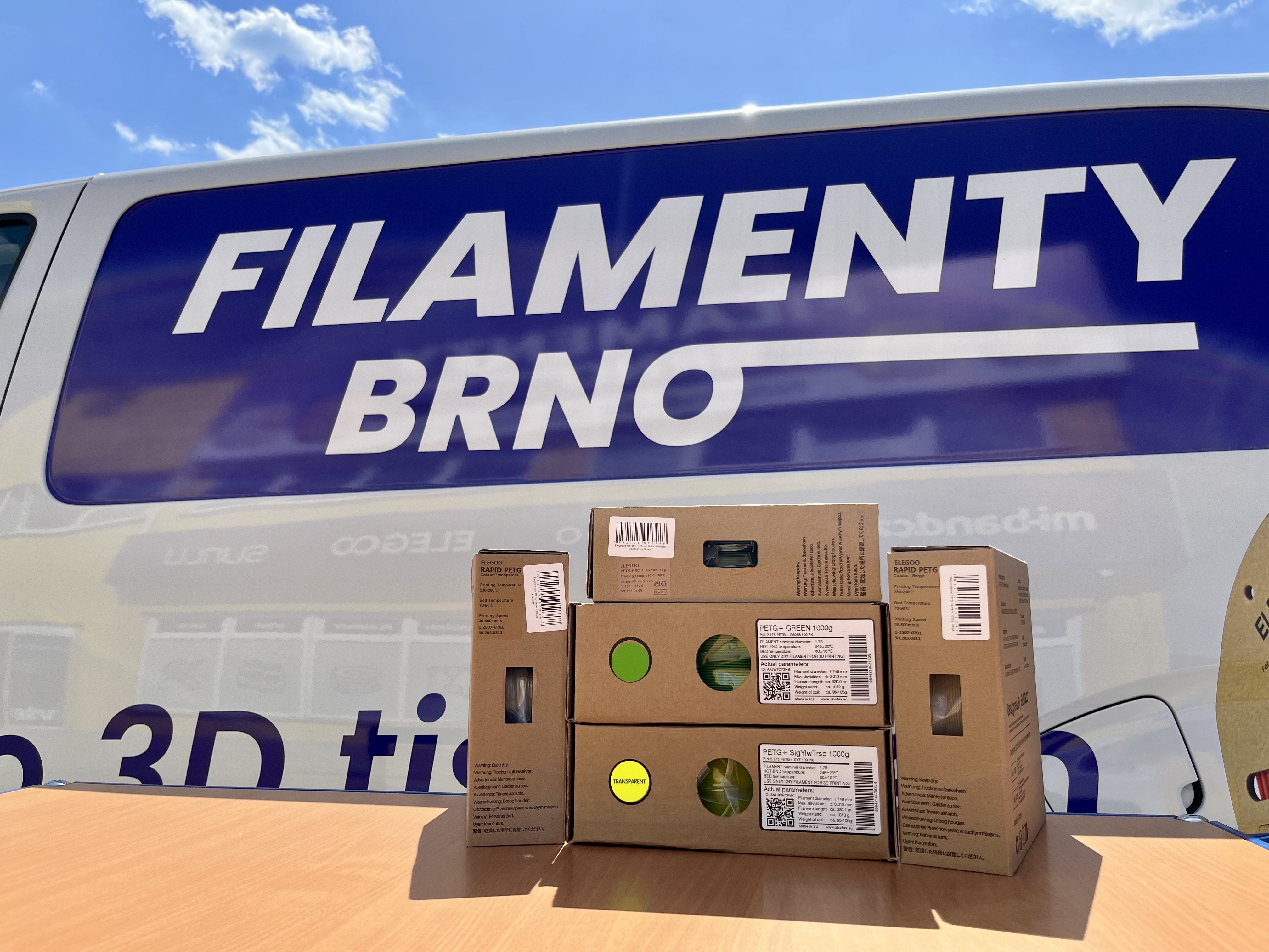 ELEGOO Rapid PETG, PETG PRO a ABAFLEX PETG+ krabice před autem FilamentyBrno