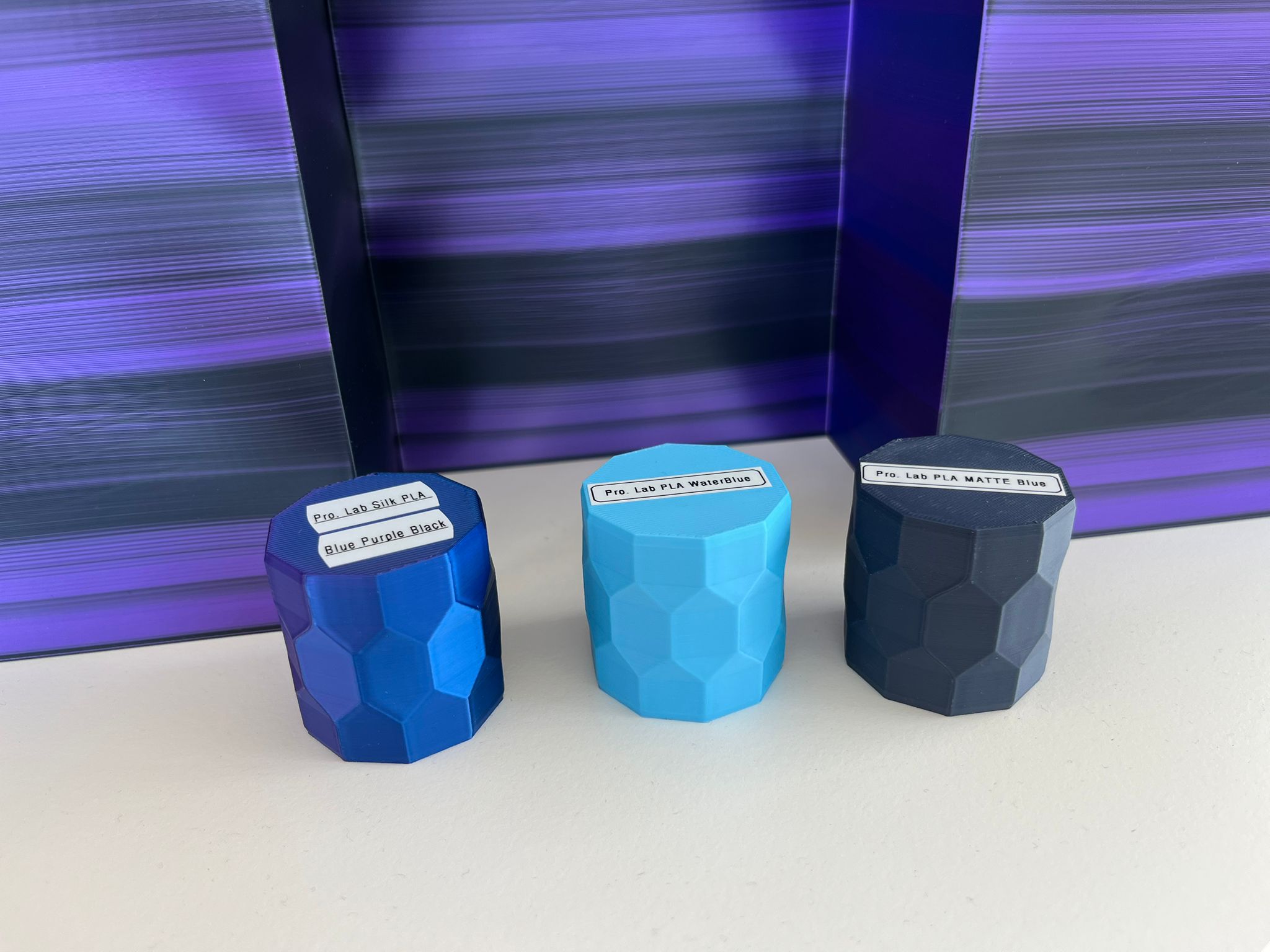 srovnání tří 3D výtisků z PLA — standardní, matný a silk povrch