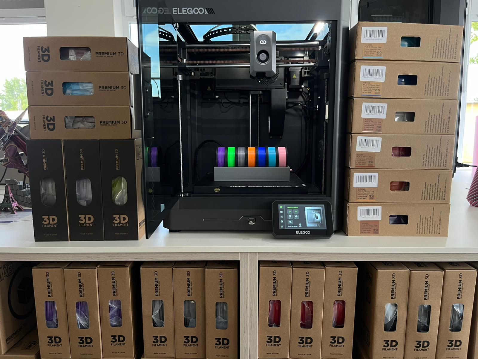 Sortiment PLA filamentů ELEGOO a 3D tiskárna Centauri Carbon v showroomu FilamentyBrno