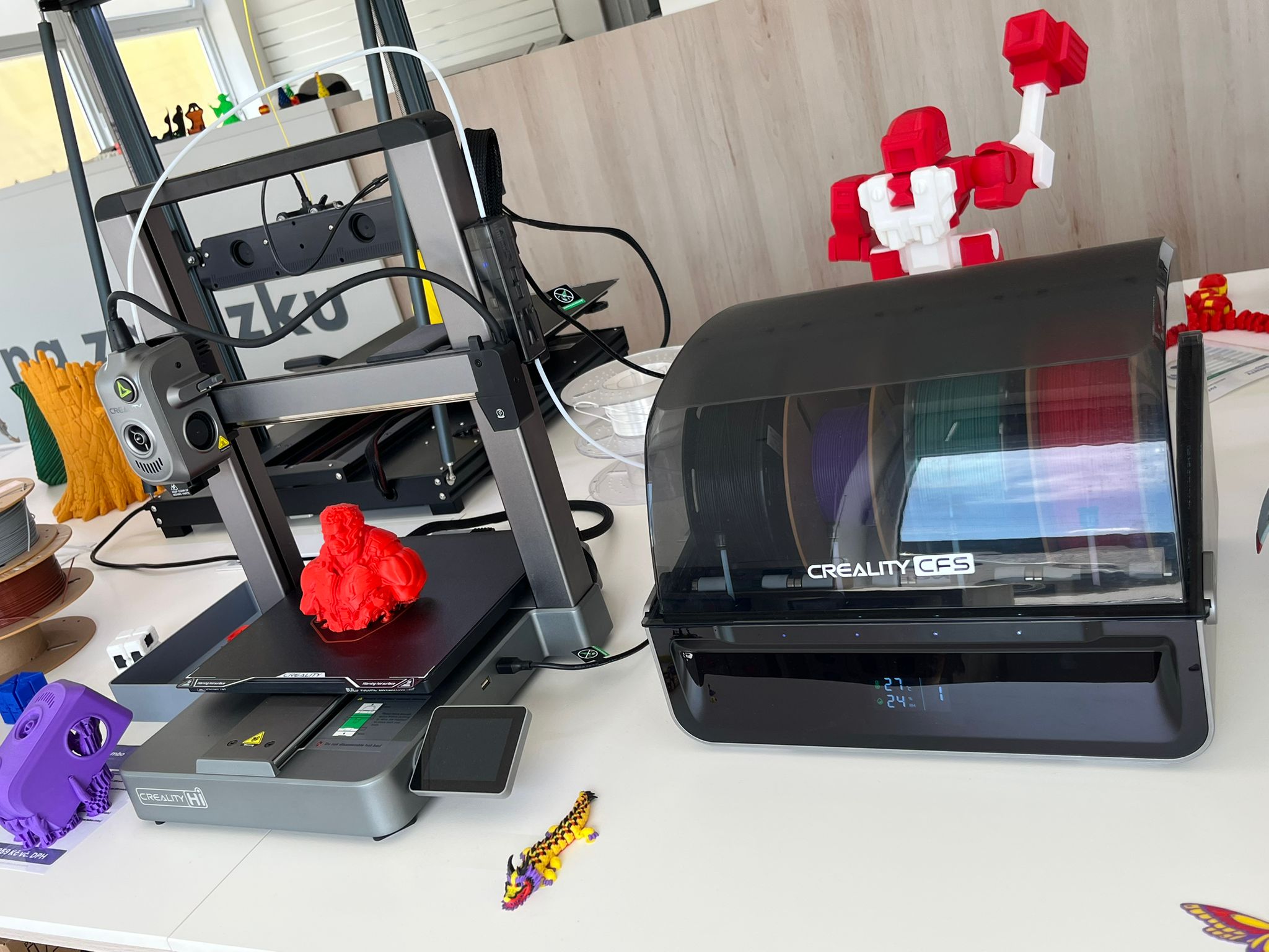 Creality CFS — multimateriálový systém s funkcí sušení v showroomu FilamentyBrno