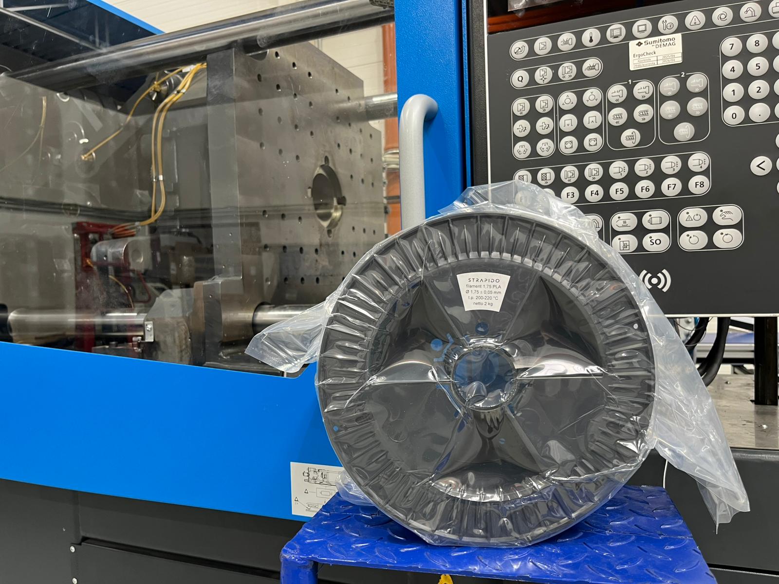STRAPIDO PLA filament 1,75 mm 2 kg černá ve vakuovém balení z výroby v Brně