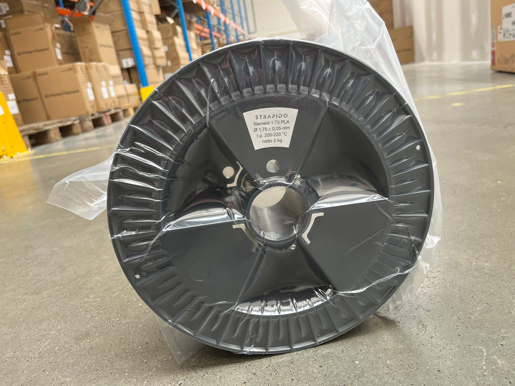STRAPIDO PLA filament 2 kg černá ve vakuovém balení se silikagelem