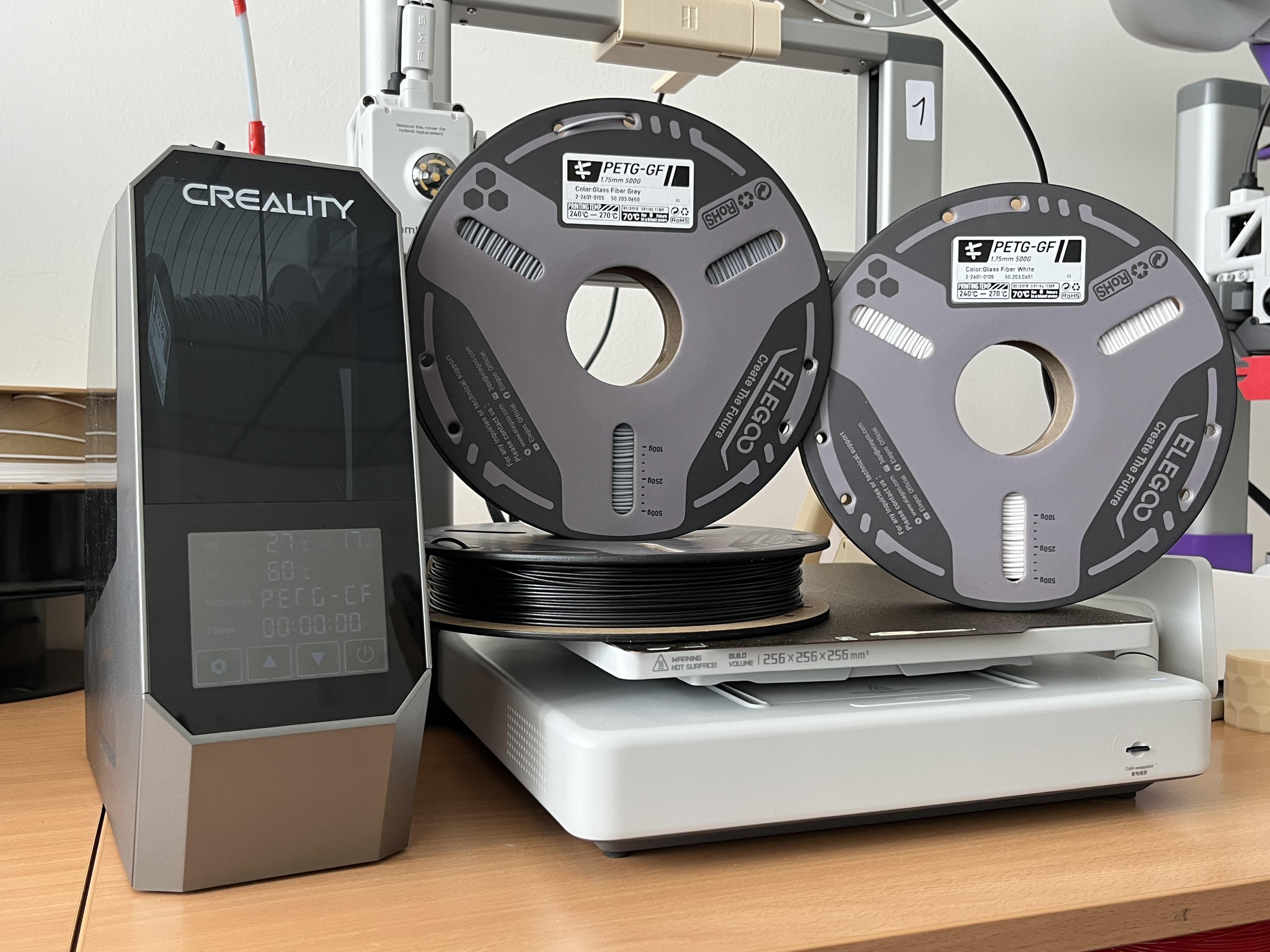 sušička Creality Space Pi se špulkou PETG-CF na displeji a špulky ELEGOO PETG-GF v showroomu FilamentyBrno Brno