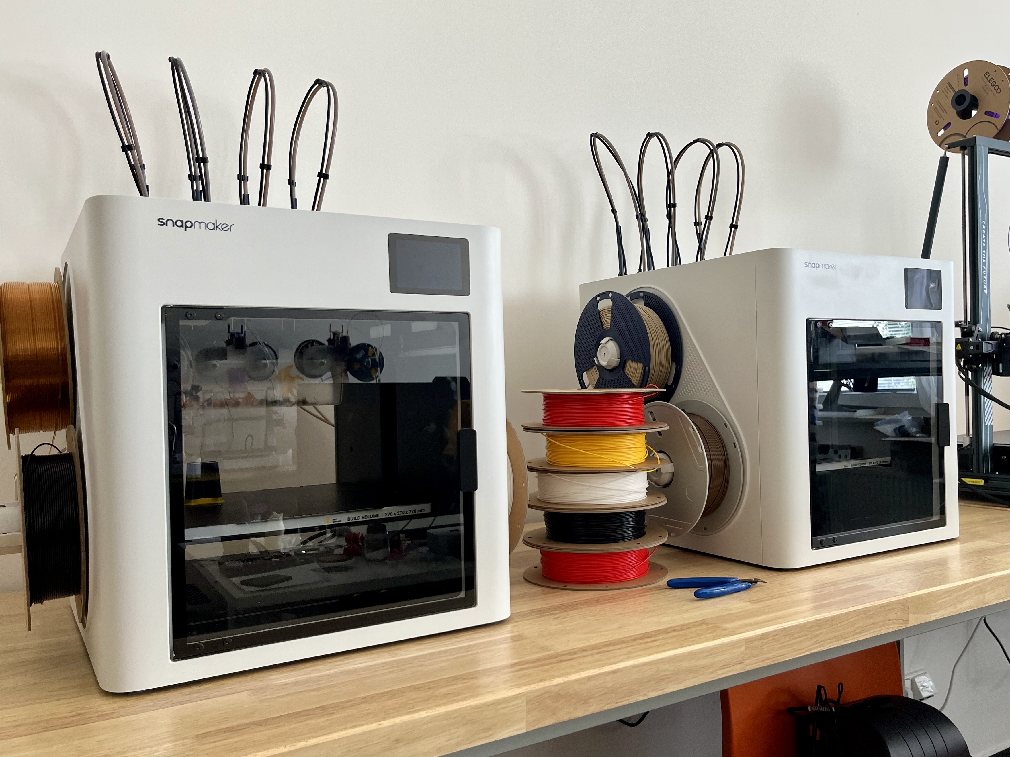 Uzavřená 3D tiskárna pro tisk ASA v tiskové farmě
