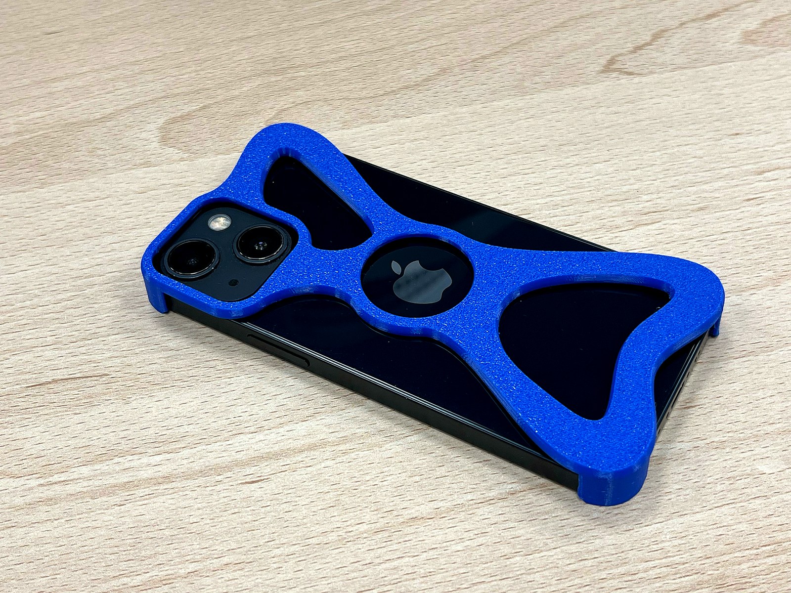 Modrý kryt na iPhone vytištěný z TPU filamentu