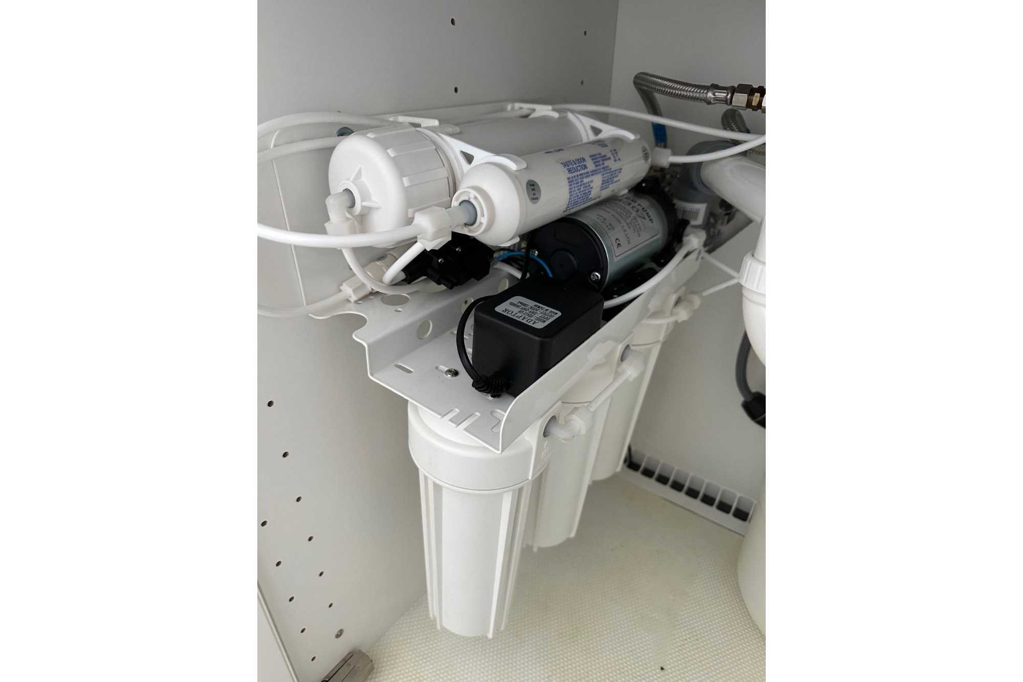 Inštalácie reverznej osmozy v stomatologickej ambulancii, kde sa voda z RO používa v sterilizačnom zariadený Autokláv.