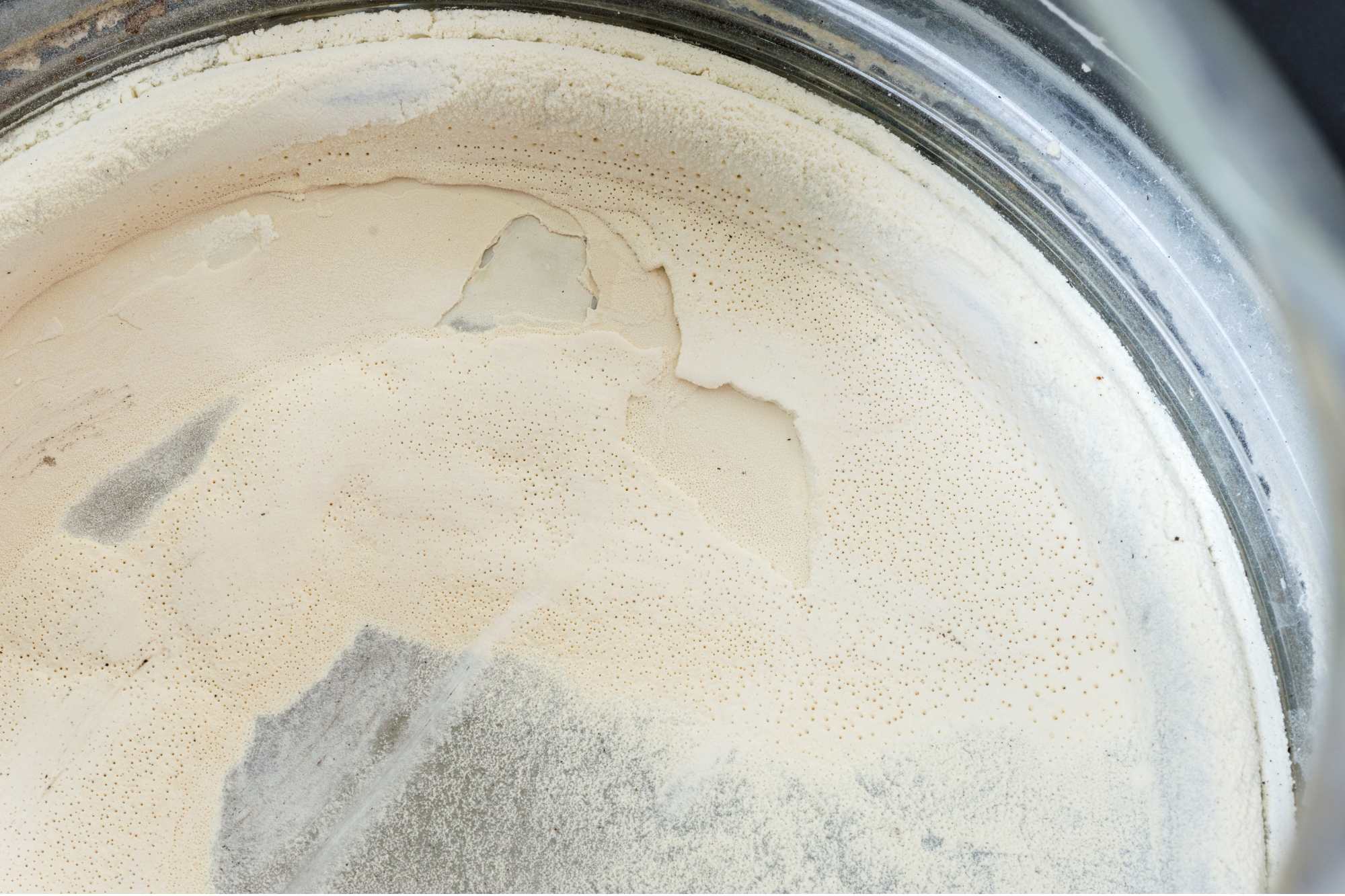 Usadený vodný kameň na dne rýchlovarnej konvice