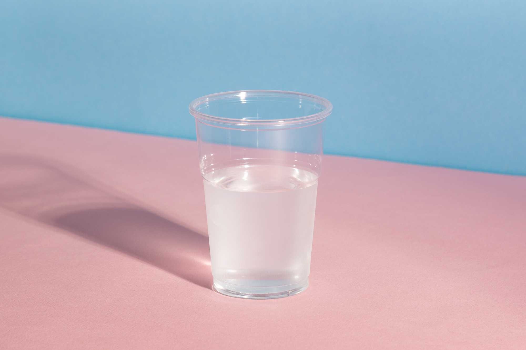 Pohár vody s vysokým obsahom chlóru