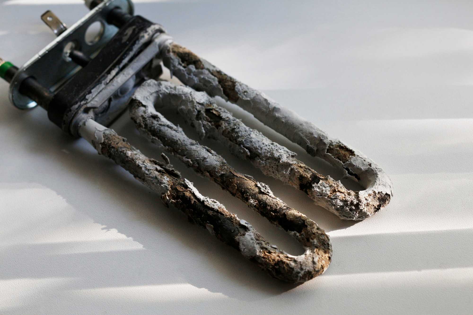 Výhrevné teleso obalené vodným kameňom