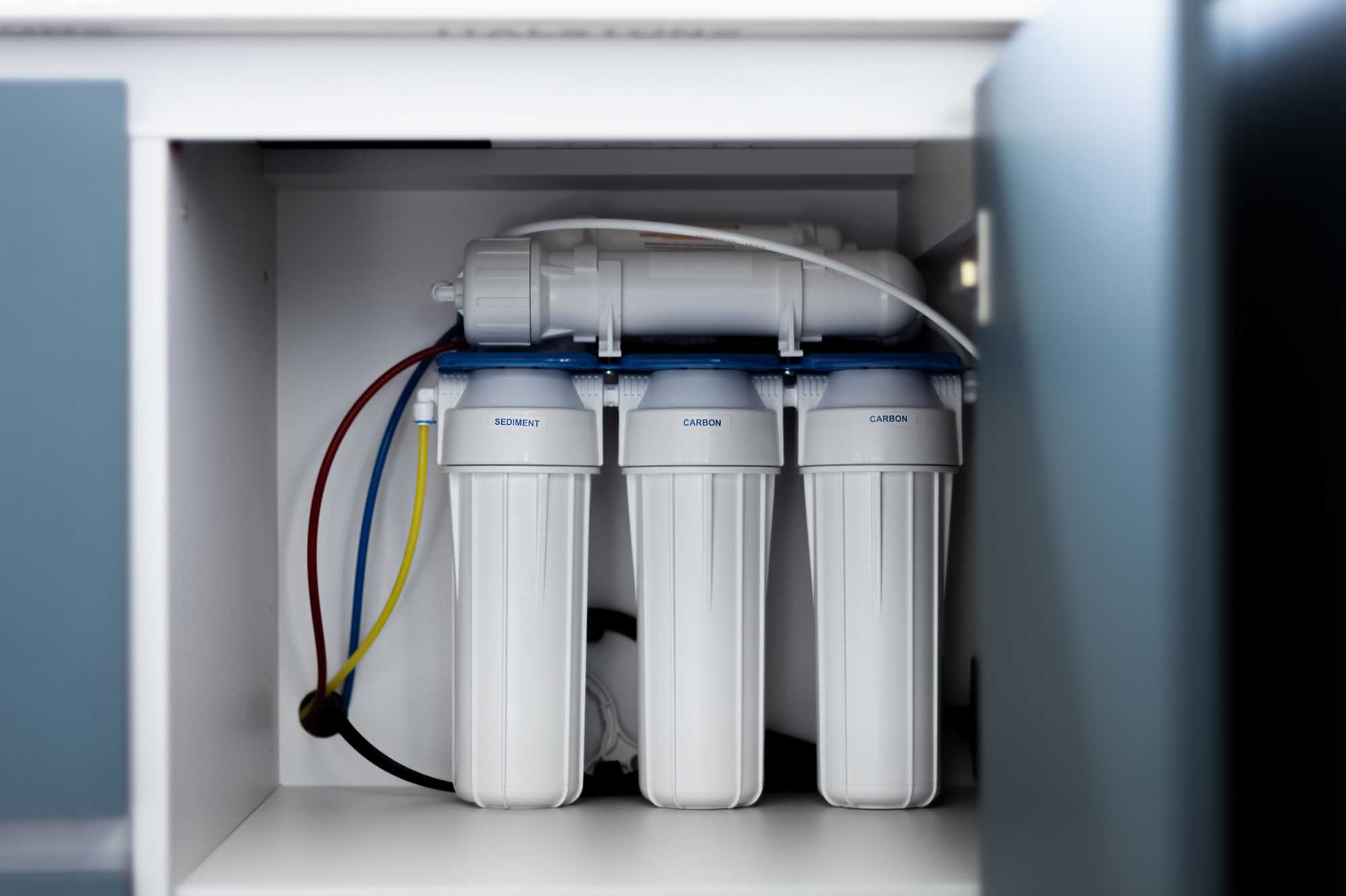 Filtraácia vody v kuchyni pod drezom