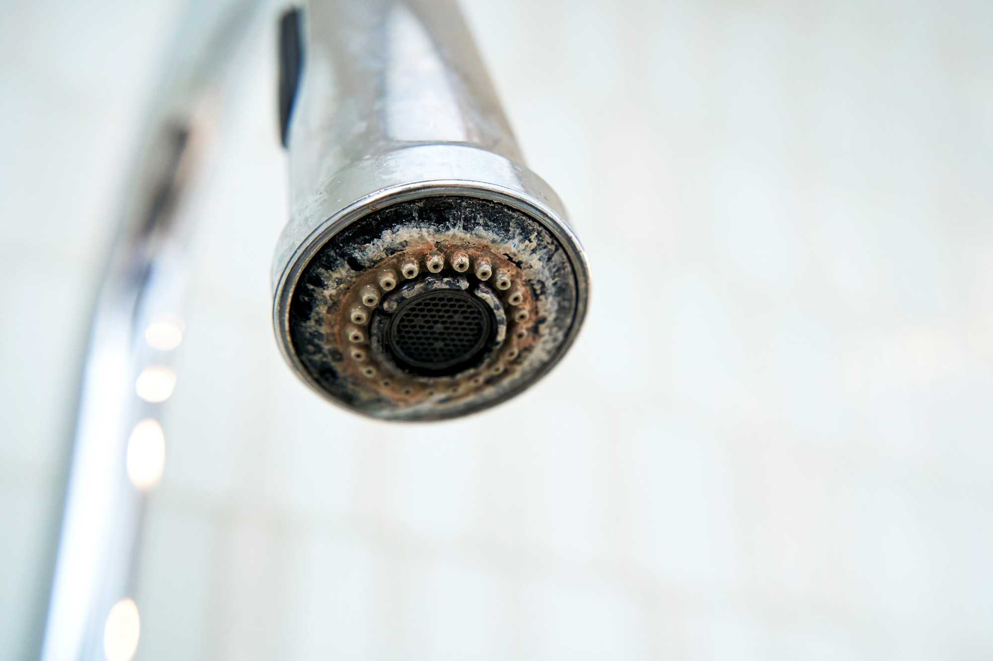 Zanesená vodovodná batéria od vodného kameňa