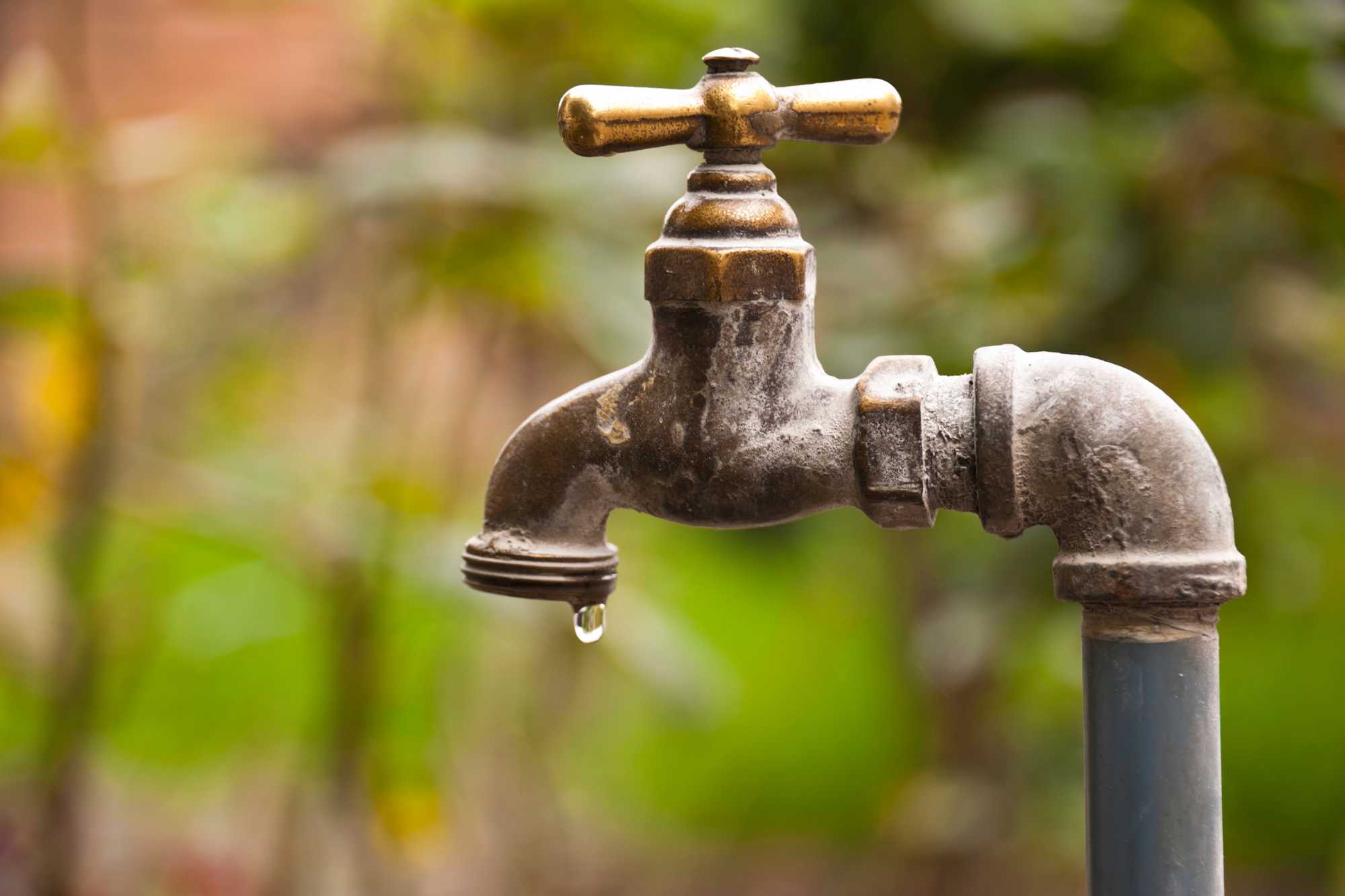 Vodovodný kohútik, vyvedený na záhrade zo studne