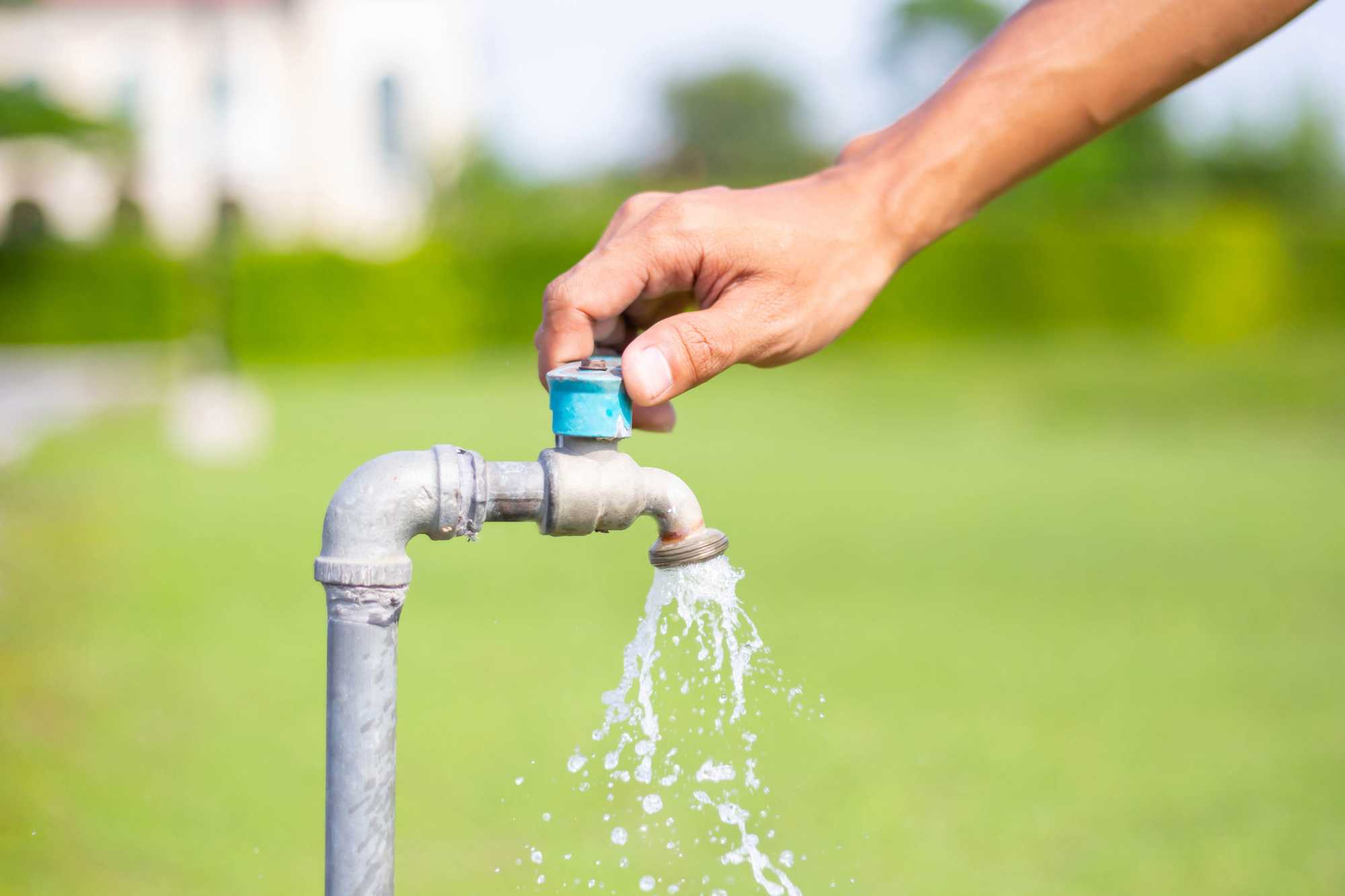 Voda tečúca z vodovodu na záhrade