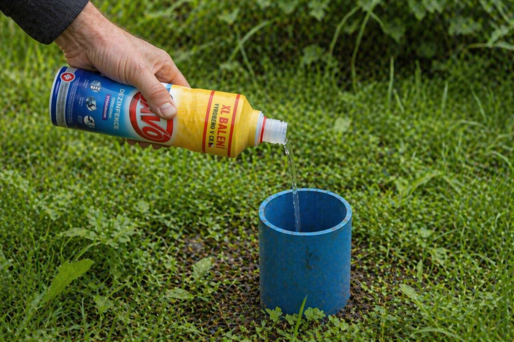 Nalievanie Sava do vrtu na dezinfekciu studne