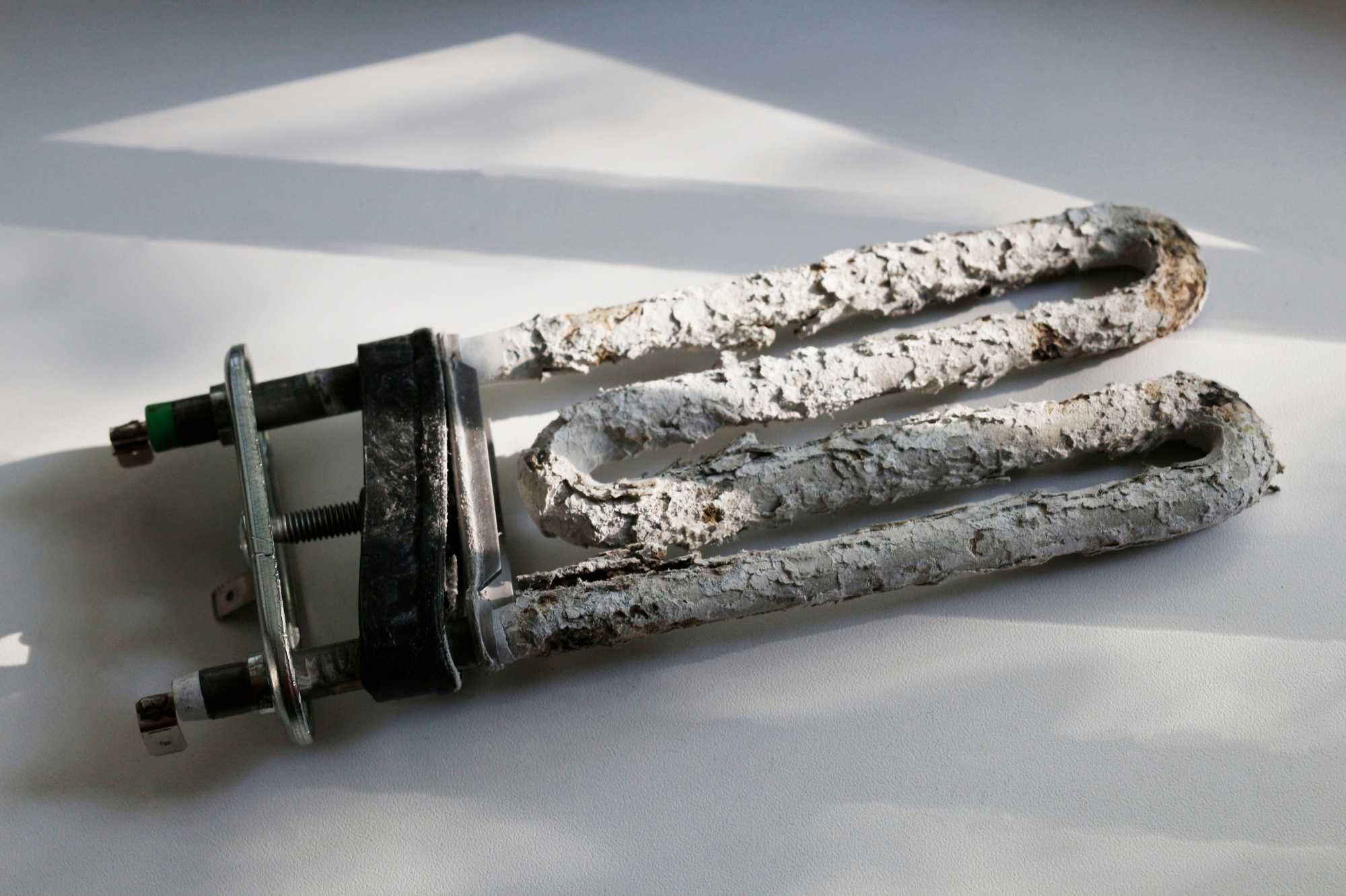 Vodný kameň na vyhrevnom telese práčky