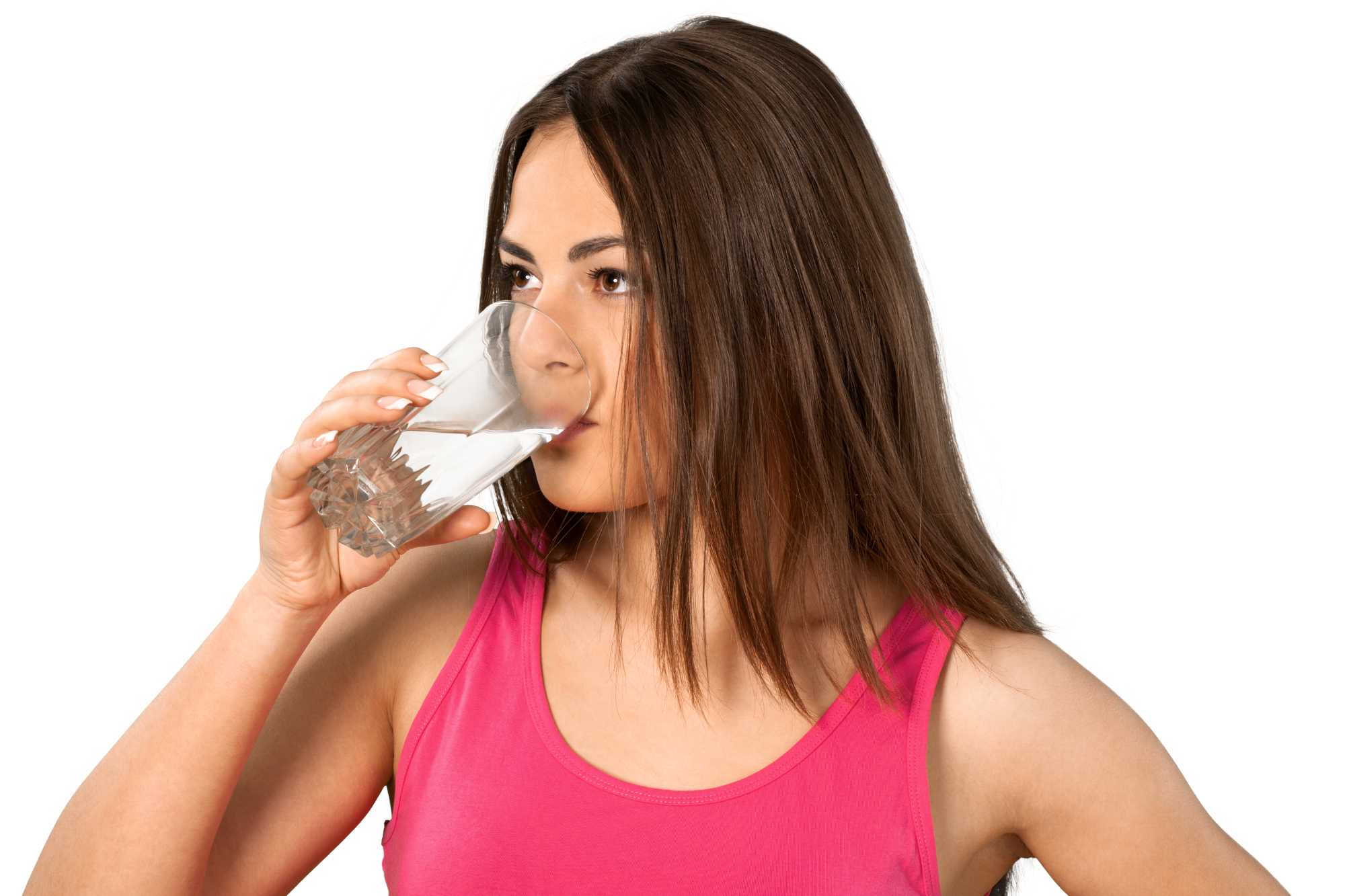 Žena pije čistú vodu