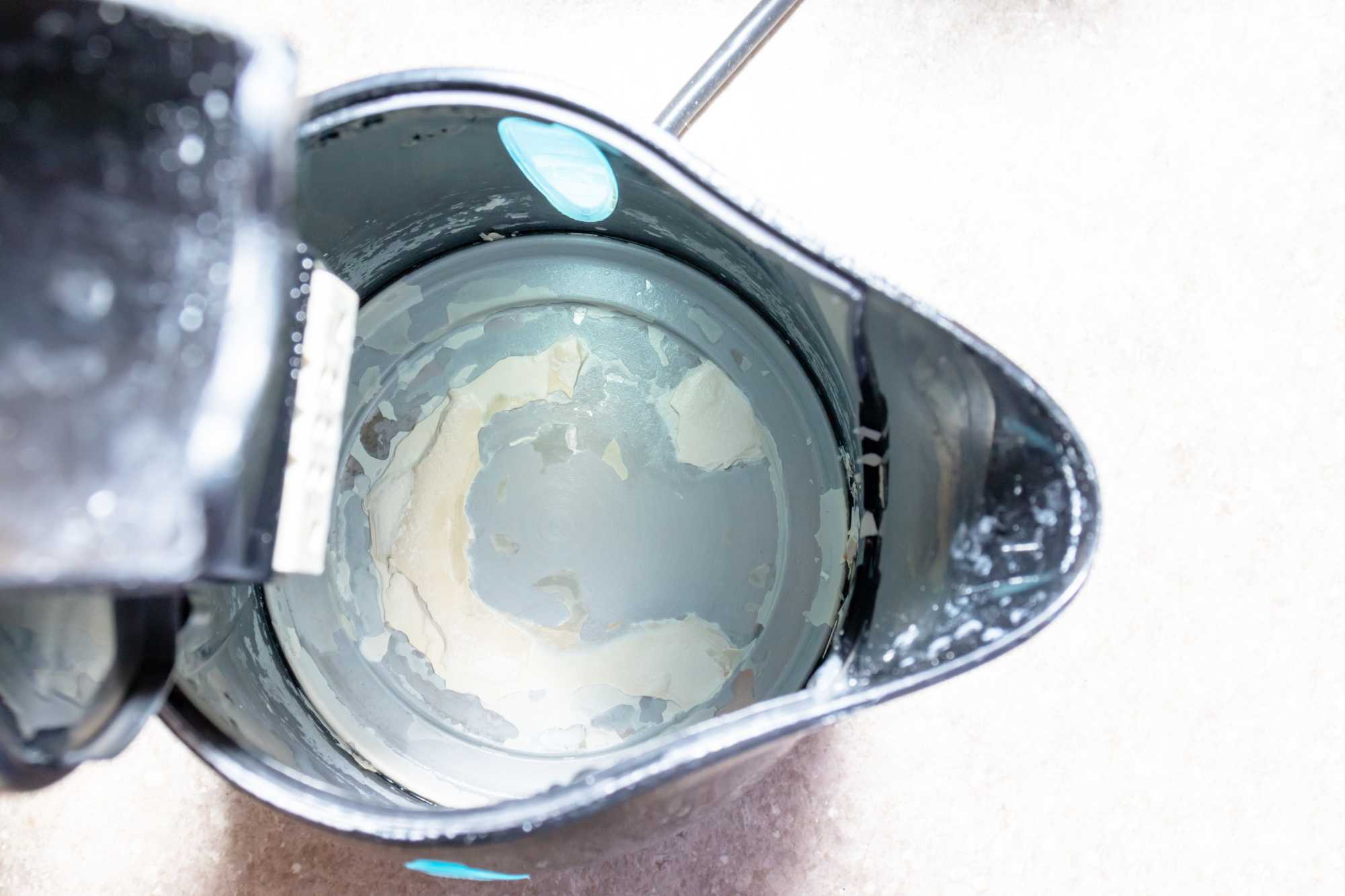 Vodný kameň na dne rýchlovarnej kanvice