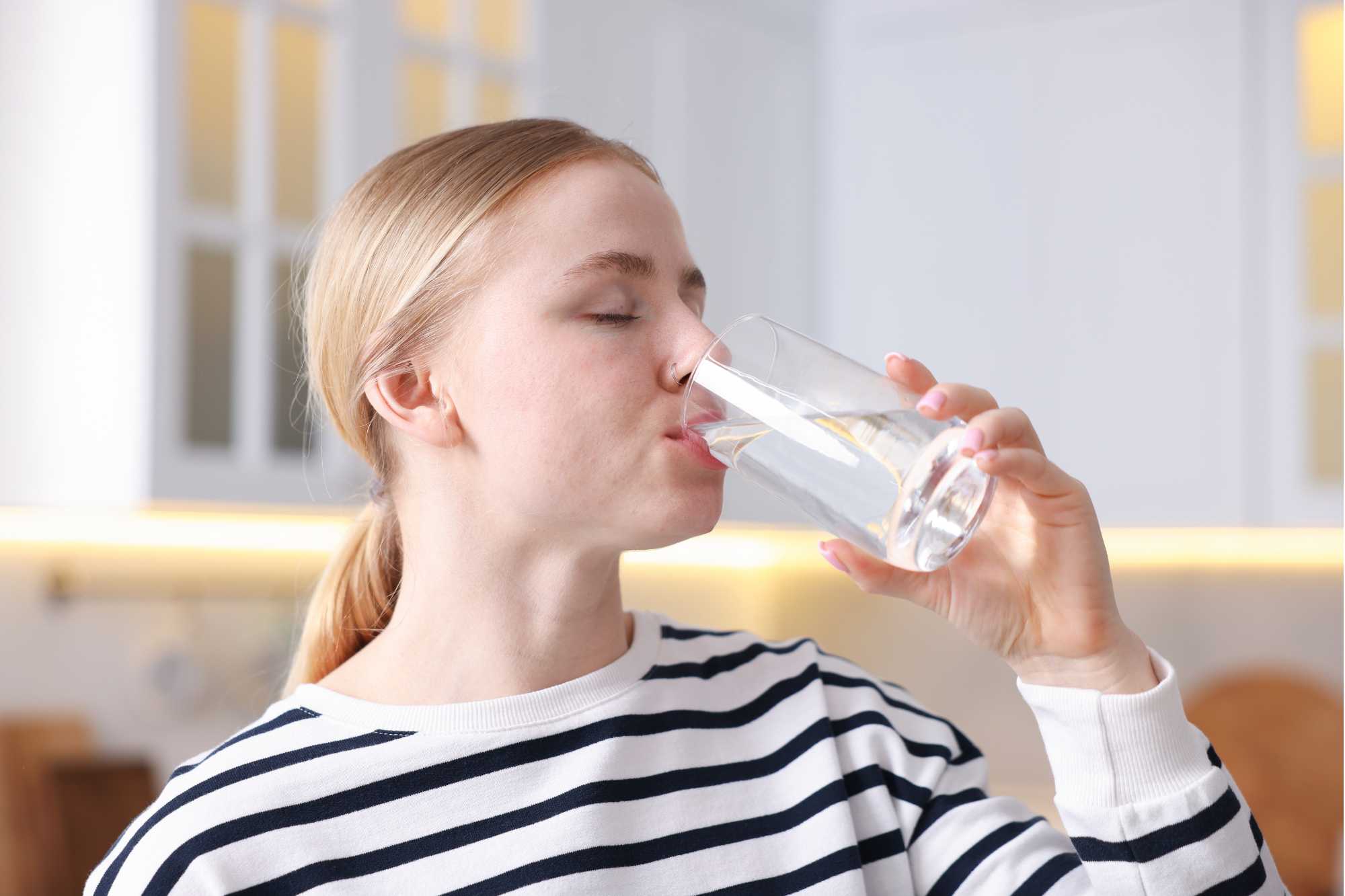 žena pije ppohár čistej vody