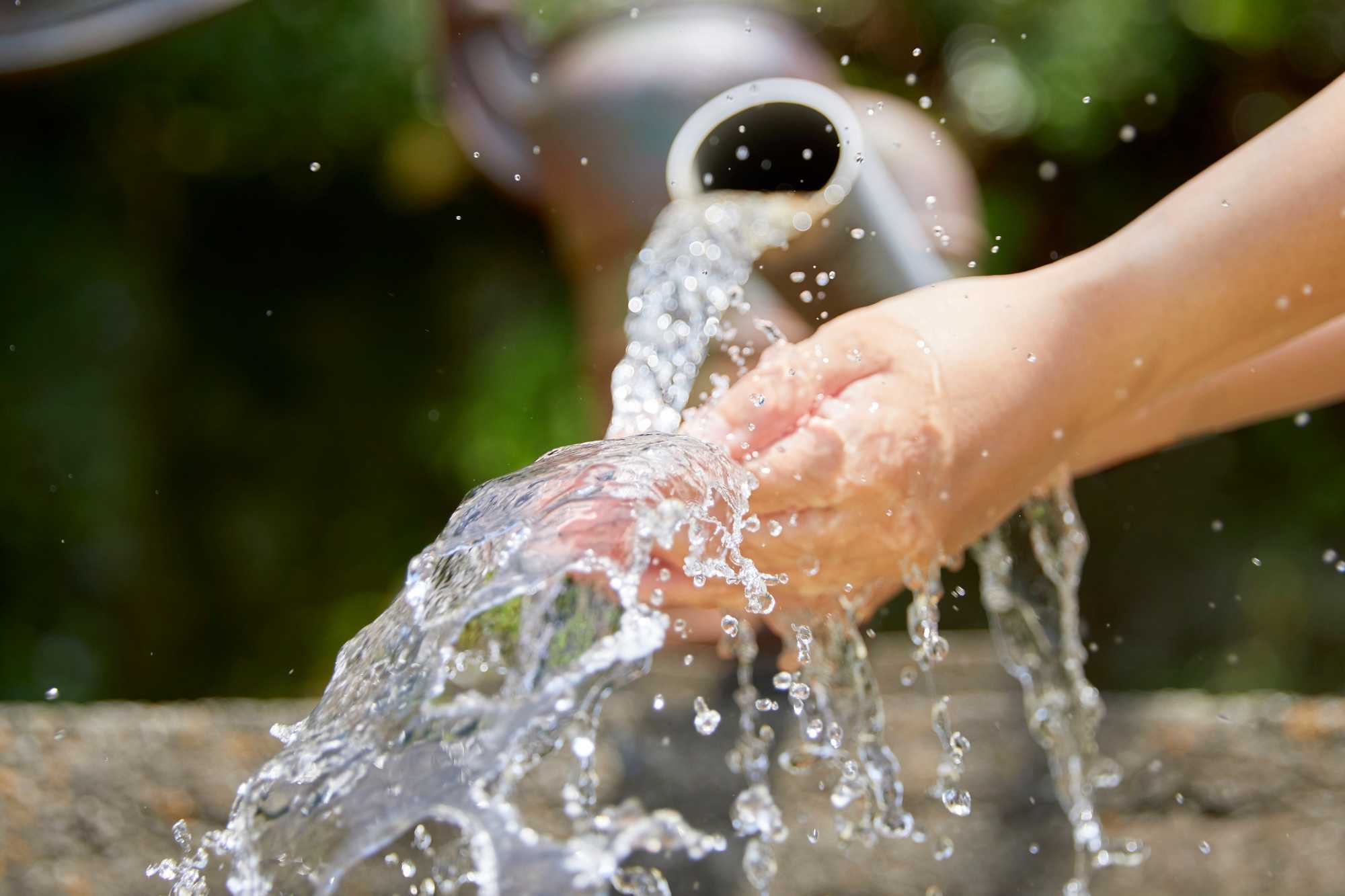 Prúd čistej vody zo studne