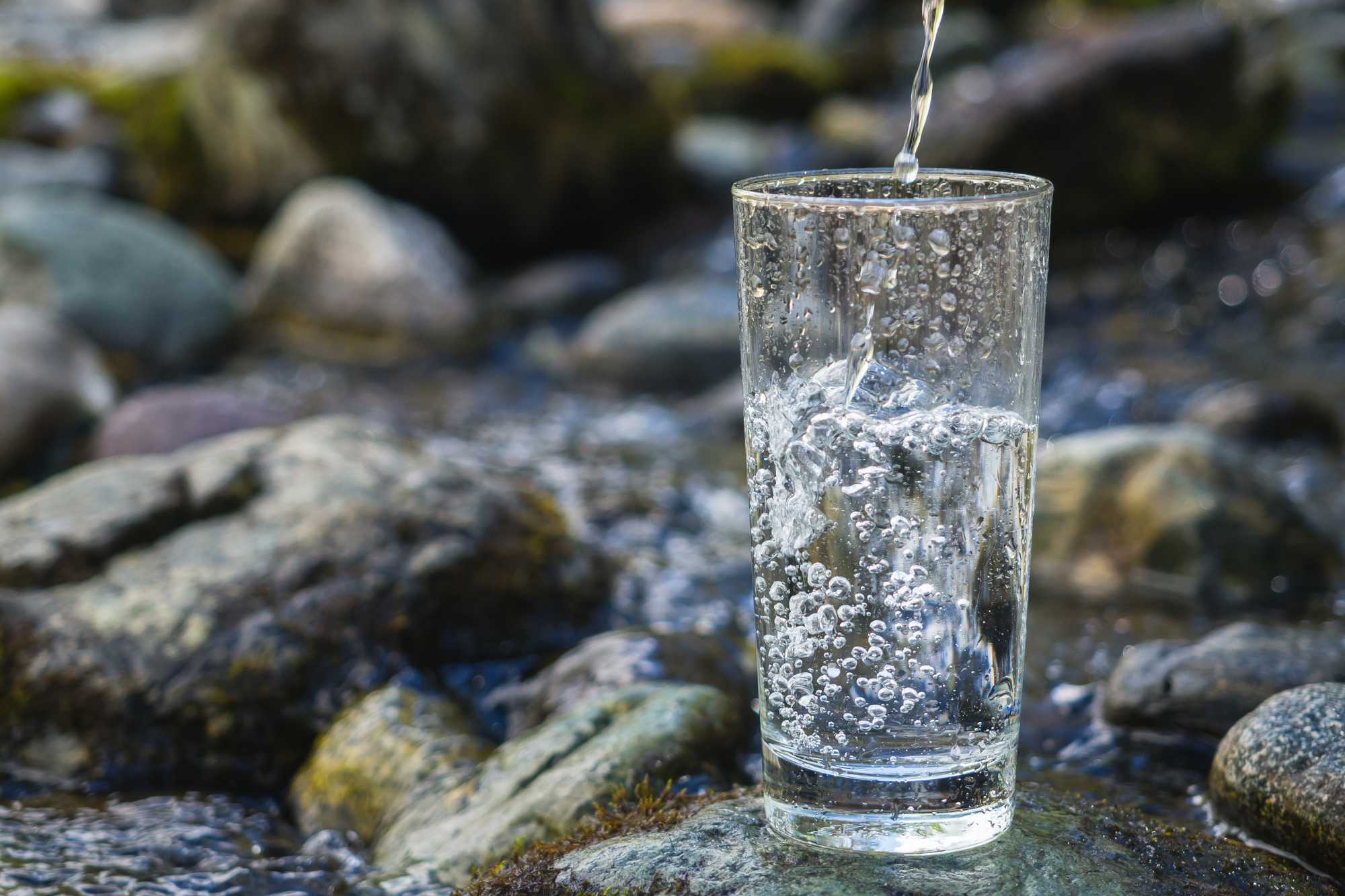 Cistá voda v pohári z prírody