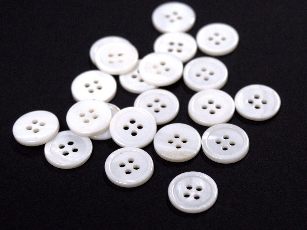Knoflík bílý perleťový čtyřdírkový 20" 12mm košilový